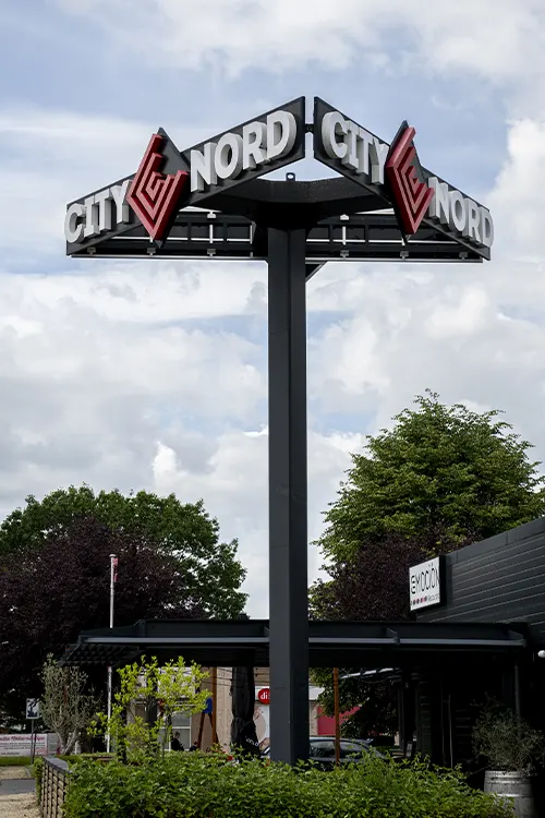 Un totem publicitaire